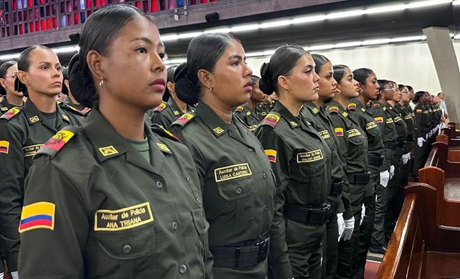 Un grupo de auxiliares femeninas en ceremonia 