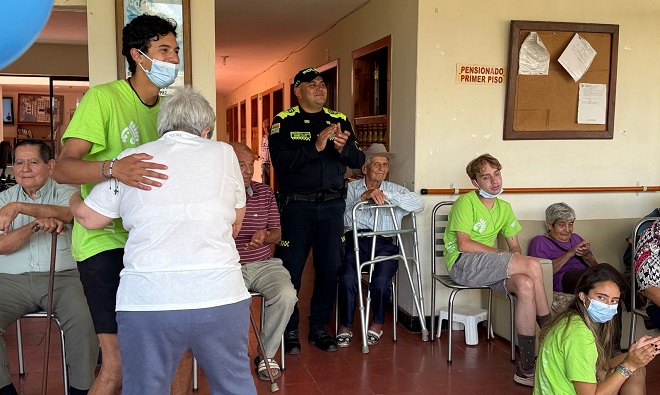 Baile con los adultos mayores