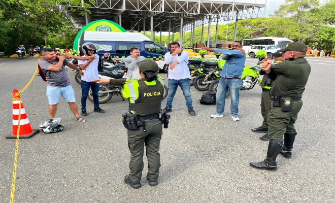 Tres policias y cinco ciudadanos realizando ejercicio pedagogico 