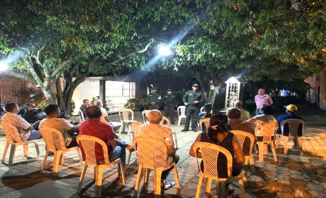 El grupo de la Policia comunitaria realizando campaña de seguridad
