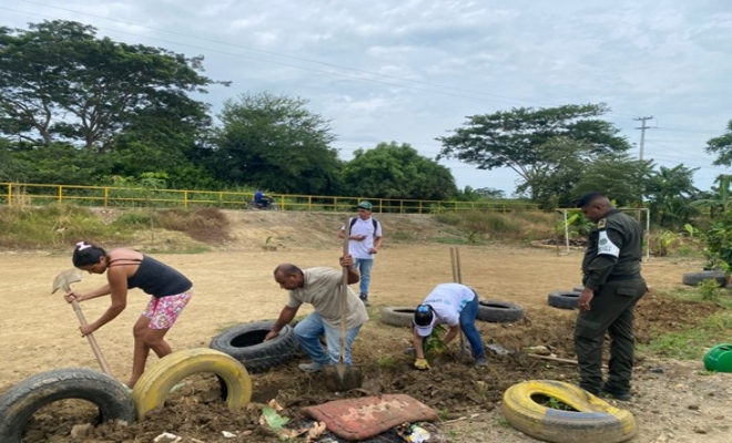 Policía Comunitaria sembrando árboles en un sector del barrio Mocarí.