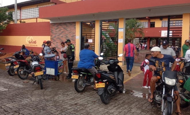 Con presencia activa en las calles, la Policía Metropolitana de Montería refuerza la protección de los menores con controles preventivos alrededor de centros educativos.