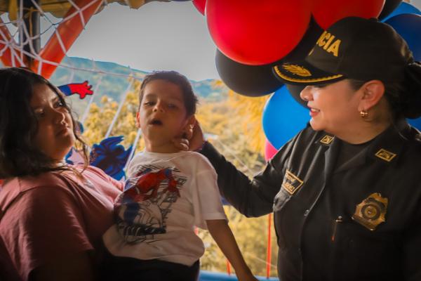 Carabineros transforman la vida de un niño en la vereda Cartagena de Palestina  Caldas