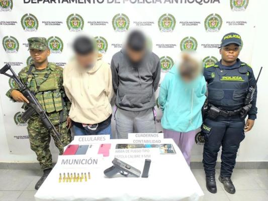 Operativo conjunto de la SIJIN de la Policía de Antioquia y el Ejército Nacional permitió la captura de tres integrantes del grupo armado, debilitando sus finanzas y capacidad de intimidación en el Suroeste antioqueño.