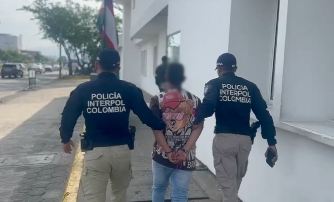 Esta persona es requerida por autoridades judiciales chilenas y se le acusa de su presunta participación en un ataque armado en la comuna de Pedro Aguirre Cerda en Santiago de Chile