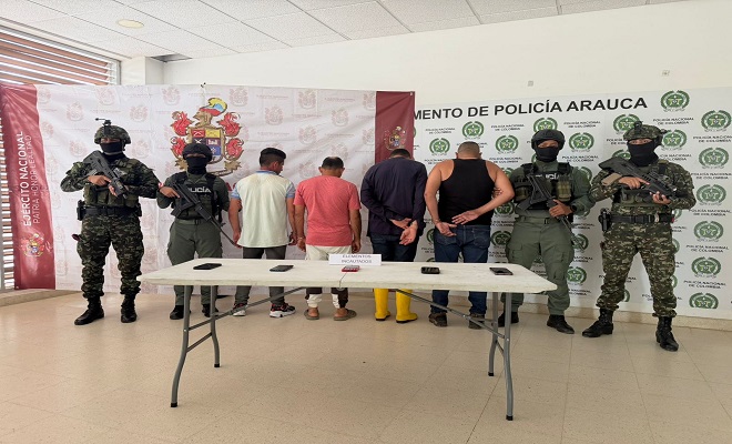 Dos Polic&iacute;as, dos soldados y cuatro capturados