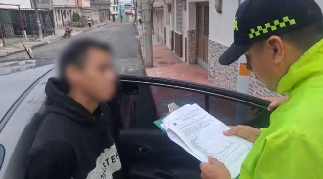 Lectura de derechos a alias Camilo, capturado por hurto, por parte de la Policía Metropolitana de Ibagué.