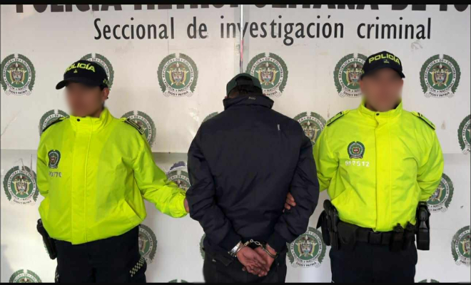 Dos uniformados de SIJIN con capturado