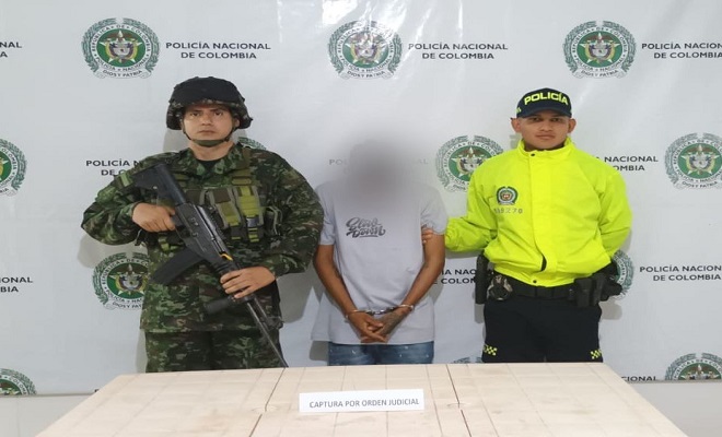 Un hombre capturado por orden judicial de un hombre de 20 años por homicidio agravado y porte ilegal de armas