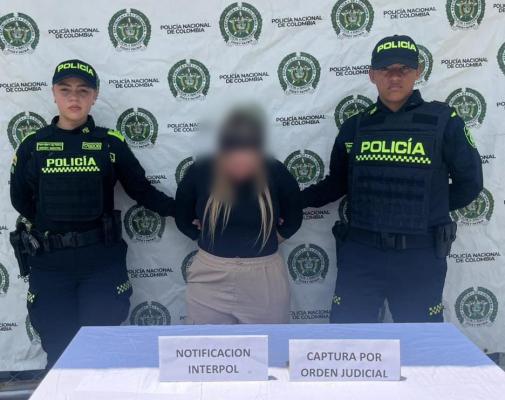 Dos policías custodian a una capturada