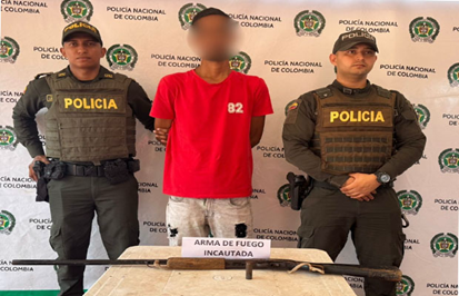La Policía Nacional incautó una escopeta calibre 28, durante operativos en el barrio Santa Elena.