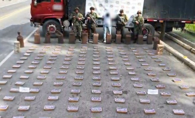 el capturado transportaba bajo la modalidad de ocultamiento entre una carga de papa 