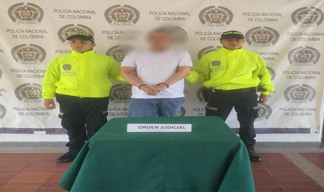 Una persona capturada por dos polic&iacute;as.
