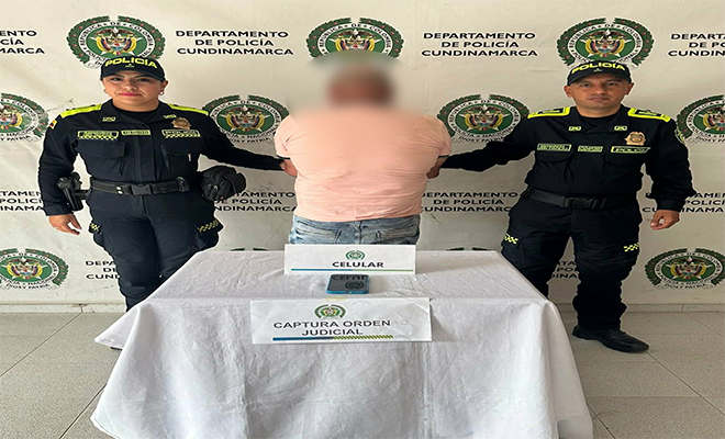 Una persona capturada por dos polic&iacute;as.