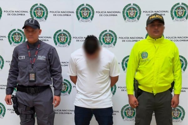 Dos policías con un capturado 