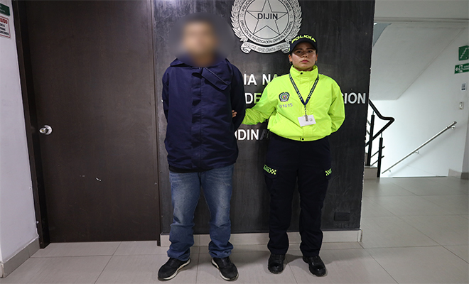 Una persona capturada por una policía.