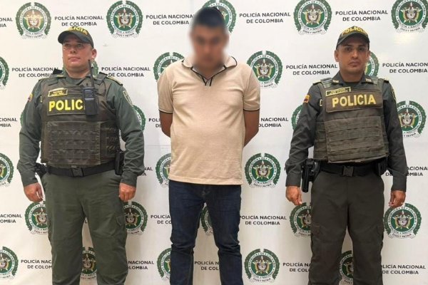 Dos policías y un capturado