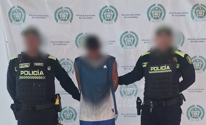 Dos policías con un capturado por estupefacientes