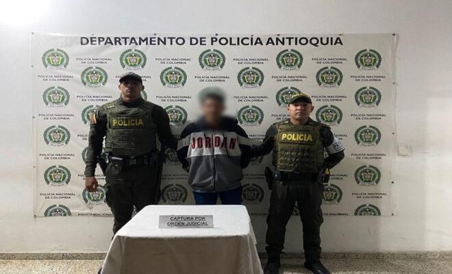 Dos policías custodian a un capturado por orden judicial