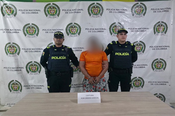 Dos policías con un capturado 