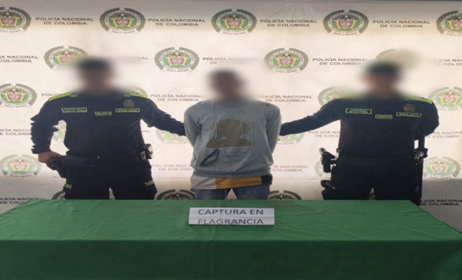 Dos funcionarios policiales y una persona capturada