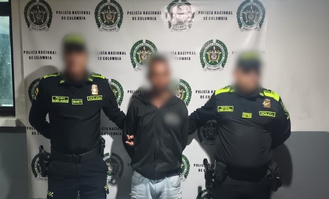 Dos Policías y una persona capturada