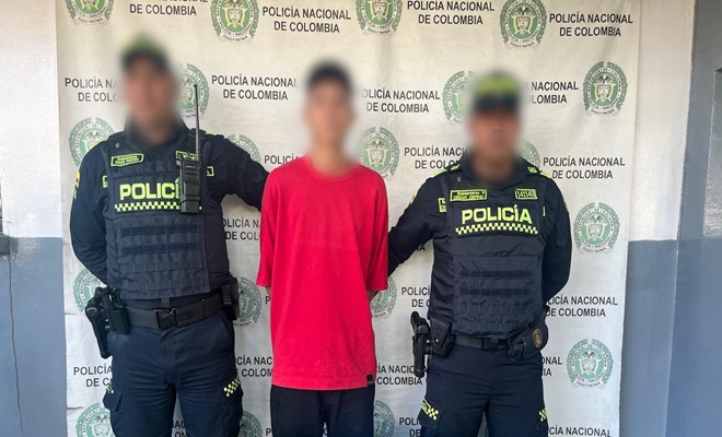 Policías con un ciudadano esposado