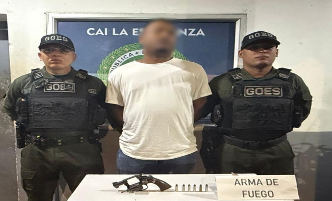 Dos policías, un capturado y un arma de fuego incautado