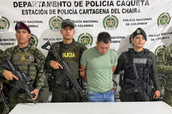 Dos polic&iacute;as, un soldado con un capturado 