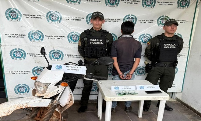 Dos policías, un capturado, una motocicleta recuperada y elementos incautados 