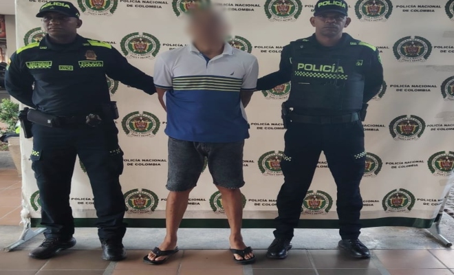 Dos polic&iacute;as y un capturado