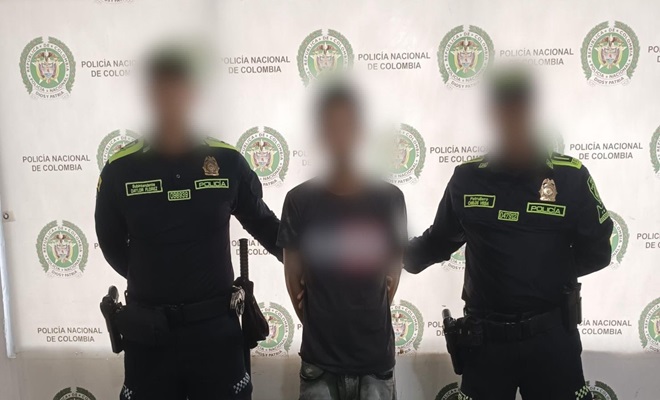 Dos policías con un capturado