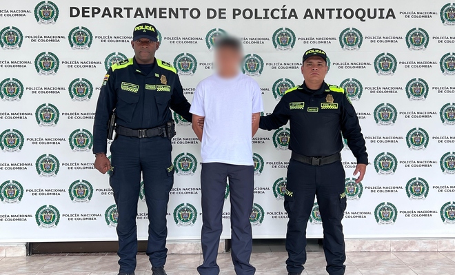 Dos policías custodian a un capturado