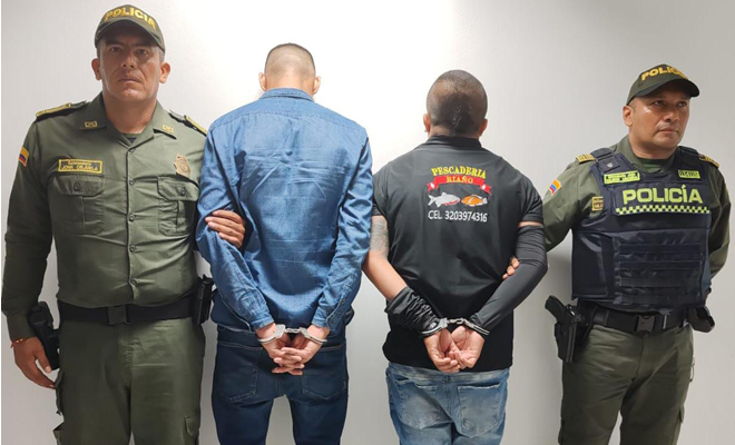 Estos sujetos fueron interceptados por uniformados de la Policía Nacional en el barrio El Remanso, logrando recuperar un computador portátil y tres bolsos con varios elementos de propiedad de la víctima y sus familiares.