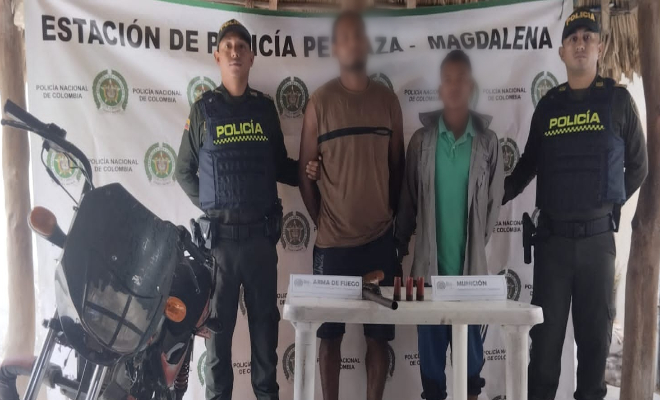 los uniformados identificaron que los sujetos portaban una escopeta y seis cartuchos calibre 12 milímetros, sin el respectivo permiso para porte o tenencia.