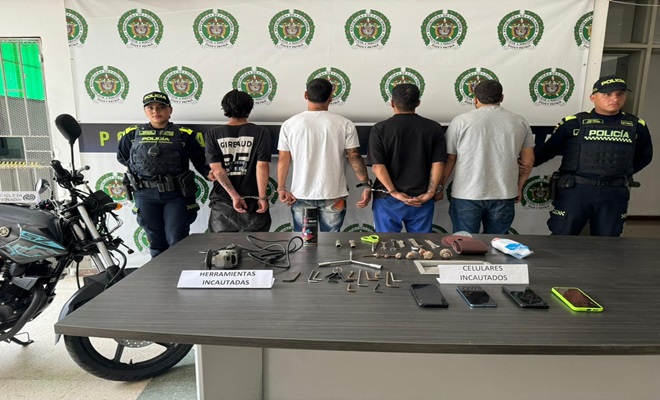 Capturados en flagrancia desarmando una motocicleta hurtada.