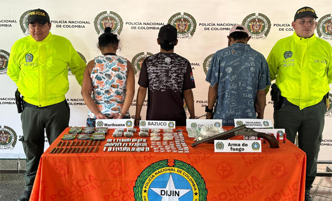 Mediante diligencia de registro y allanamiento, la Policía Nacional capturó en flagrancia a "Niquita", una mujer que venía liderando el tráfico de estupefacientes en este sector de la ciudad y dos de sus principales colaboradores, "Breiner" y El "Paisa".