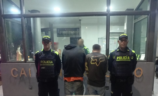 En una rápida reacción policial, fueron capturados dos presuntos delincuentes tras robar unas prendas de oro a un ciudadano en el barrio La Heroica