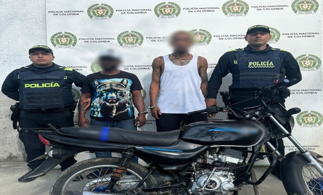Dos policías, dos capturado y  una motocicleta 