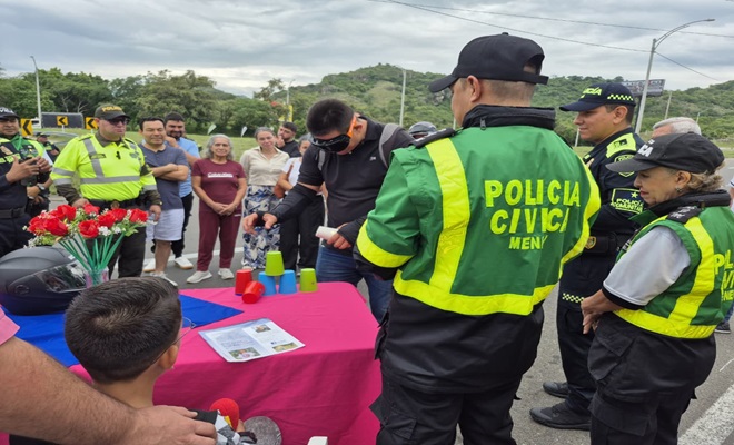 Policía previniendo consumo de bebidas alcohólicas a conductores