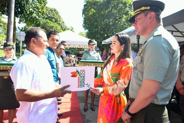 Ceremonia en el Monumento a los Héroes Caídos en Acción