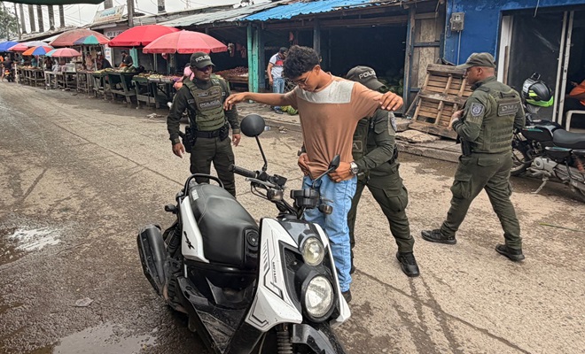 Tres policías realizando registro a persona