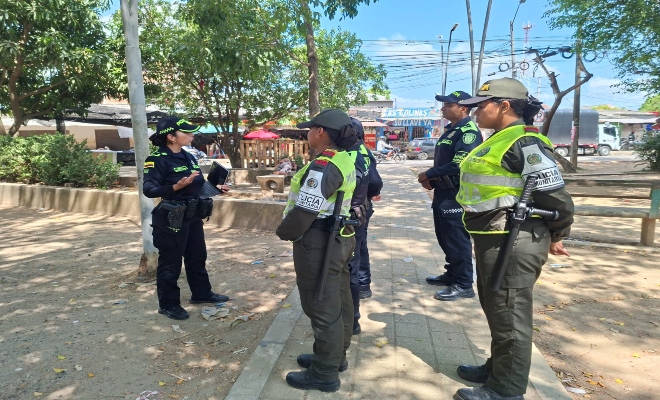 Seis policías formando impartiendo instrucción