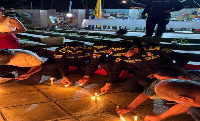 Comunidad y policías, prendiendo velas