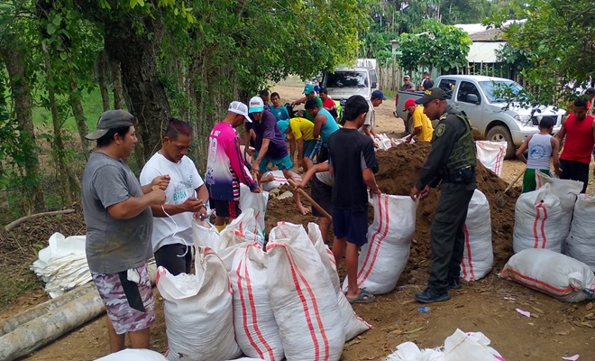 Policía Llenando sacos con arena para hacer barricadas
