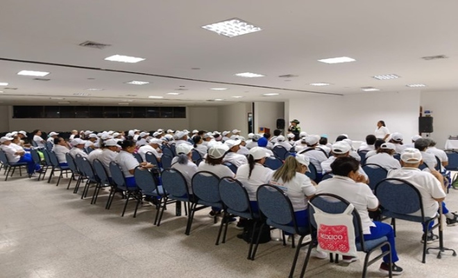 Policia comunitaria realizando campañas preventivas contra la violencia