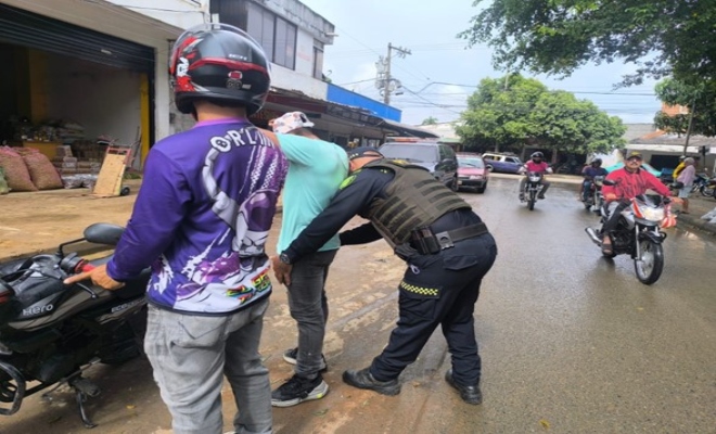 Policias adscritos al CAI Galilea realizan registro y control a personas y vehiculos