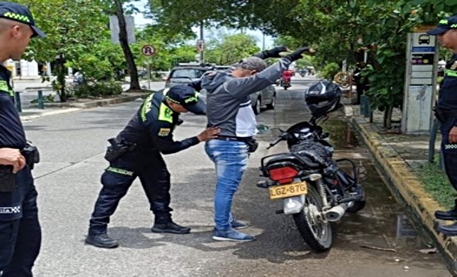 Policias adscritos al CAI Galilea realizan registro y control a personas y vehiculos