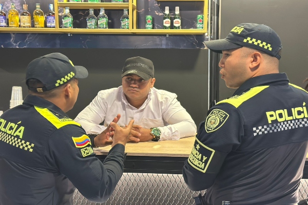 Dos policial y un ciudadano verificación de establecimiento  