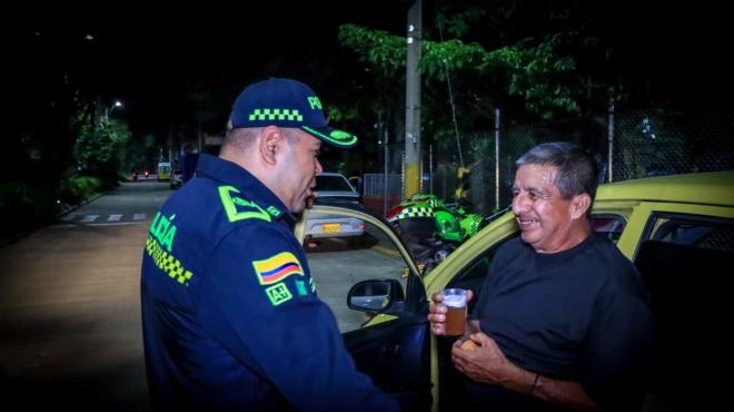 Coronel López compartiendo y hablando con un taxista de Ibagué